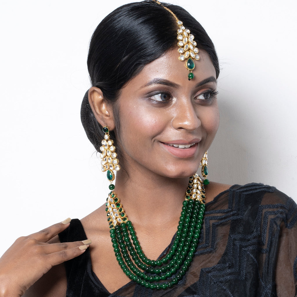 EMERALD CRYRSTAL NECKLACE SET WITH MANGTIKA